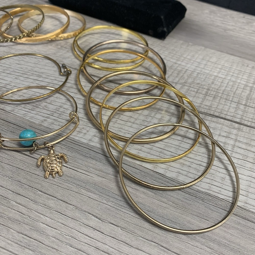 Lot of 16 Stackable gold tone bracelets 6-8 Inches - Picture 8 of 9